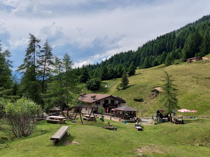 I prodotti della linea Punti di Vista esposti al Rifugio De Marie Volano&nbsp;(BS)