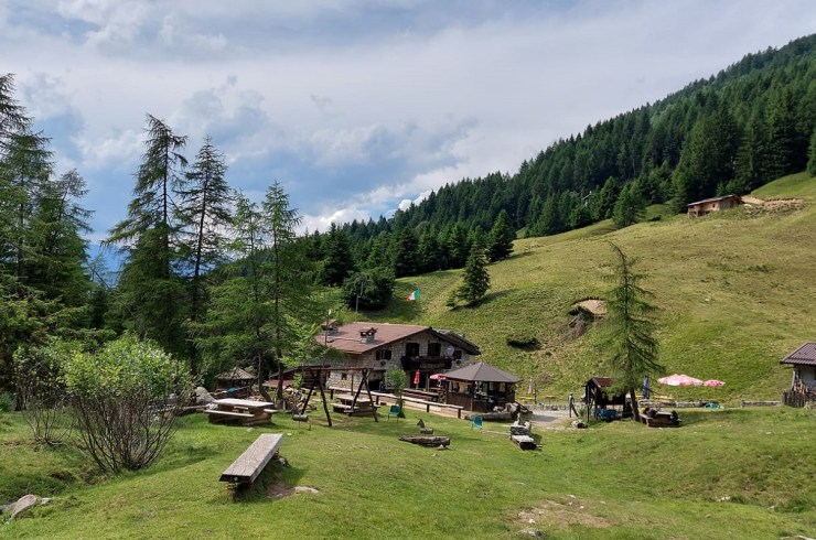 I prodotti della linea Punti di Vista esposti al Rifugio De Marie Volano&nbsp;(BS)